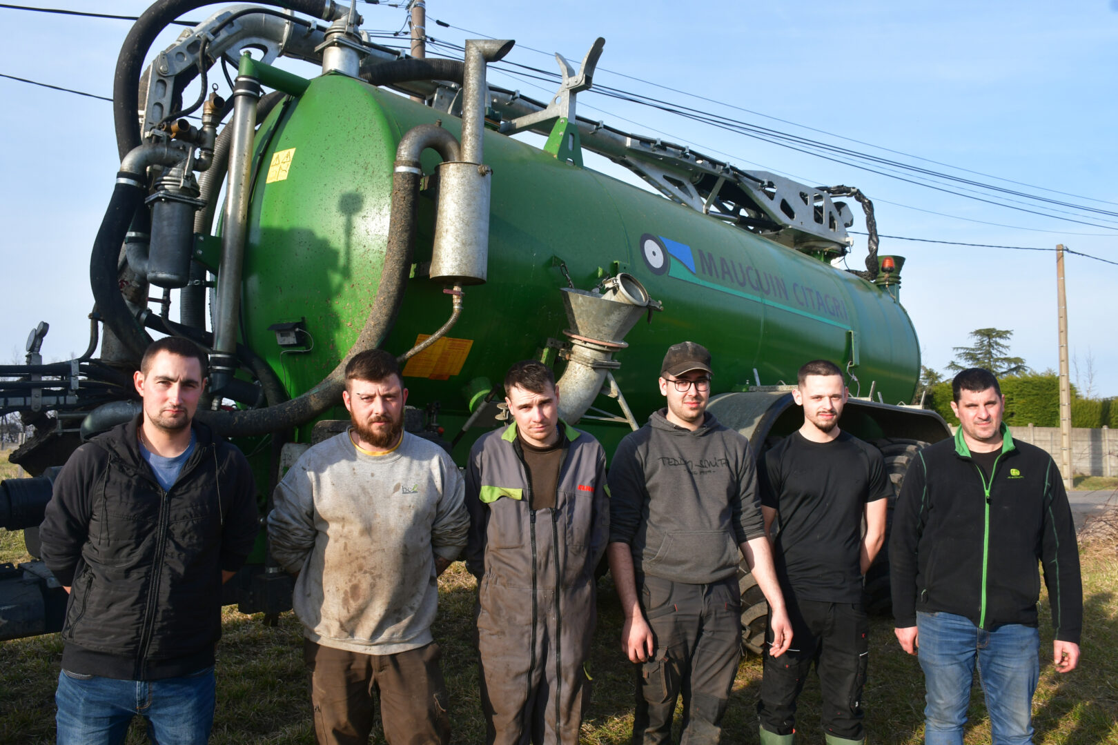 ©G.H. De gauche à droite : Jordan Voldoire, Albin Montmartin, Yohan Charretier, Tom Frery, Martin Souveton, salariés, et Jonathan Gayard, chef d’entreprise.