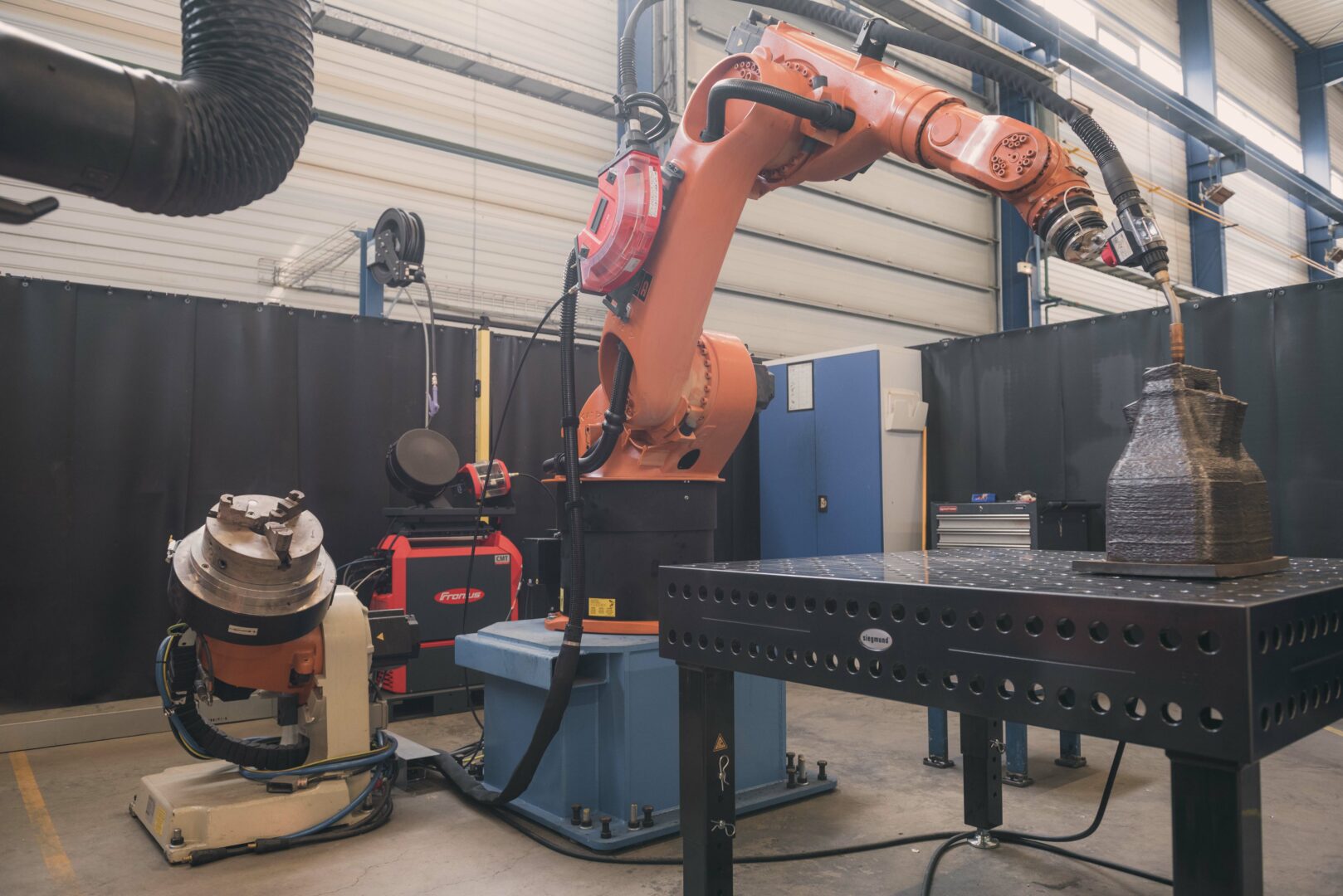 ©IS Groupe. Une des deux cellules robotisées dédiées à la fabrication additive à l’Institut de Soudure, site de Thionville-Yutz (57).